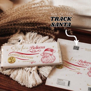 Może przedstawiać: Białe opakowanie czekolady z napisem "Sophie Believes" i ilustracją Świętego Mikołaja. Opakowanie zawiera również napis "Express Delivery" i "25th December". Kod QR jest widoczny na białej kartce.
