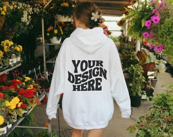 Gildan 18500 Weiß Rückseite des Hoodie Mockup Weiß Mockup Blumen Outdoor Ästhetische Mockup Modell Mockup Übergroßes Sweatshirt Mock Ai Mockup