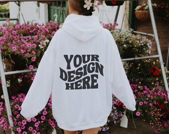 Gildan 18500 Weiß Rückseite des Hoodie Mockup Weiße Mockup Blumen Outdoor Ästhetische Mockup Modell Mockup Y2K Übergroßes Sweatshirt Mock Ai Mockup