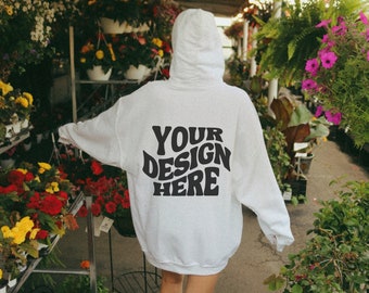 Gildan 18500 Weiße Rückseite des Hoodie Mockup Weißes Mockup Blumen Ästhetisches Mockup im Freien Y2K Modell Mockup Übergroßes Sweatshirt Mock Ai Mockup