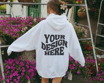 Gildan 18500 Weiße Rückseite des Hoodie Mockup Weißes Mockup Blumen Ästhetisches Mockup im Freien Y2K Modell Mockup Übergroßes Sweatshirt Mock Ai Mockup