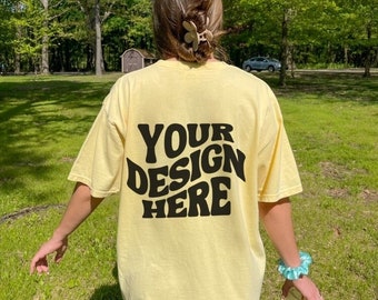 Comfort Colors C1717 Butter Back Mockup Tshirt oversize al burro all'aperto Mockup Modello Mockup Camicia gialla alla moda Mockup estetico minimalista