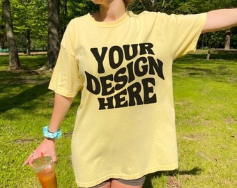 Comfort Colors C1717 Butter Mockup Tshirt oversize al burro all'aperto Mockup Camicia gialla Mockup estetico Y2K Modello minimalista alla moda Mock