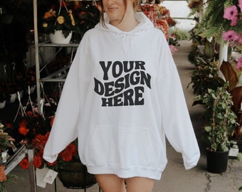 Gildan 18500 Weißes Hoodie Mockup Weißes Mockup Blumen Outdoor Ästhetisches Mockup Y2K Modell Mockup Übergroßes Sweatshirt Mock Weißes Ai Mockup