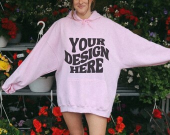 Gildan 18500 Hellrosa Hoodie Mockup Oversized Hoodie Mockup Trendy Modell Mockup Natur Mockup Ästhetisches Rosa Outdoor Mockup Lifestyle Mock