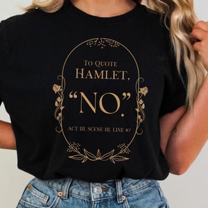 Könnte beinhalten: Schwarzes T-Shirt mit goldenem Blumendesign und dem Text "To quote Hamlet, "NO." Act III. Scene III. Line 87"