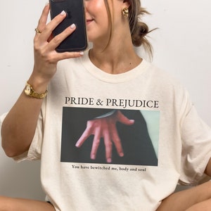 Camiseta con la mano flexionada de Orgullo y prejuicio, Merchandising de Jane Austen, Camiseta con la escena de la mano flexionada de Mr Darcy, Camiseta literaria, Regalo para ella, Camiseta para amantes de los libros románticos