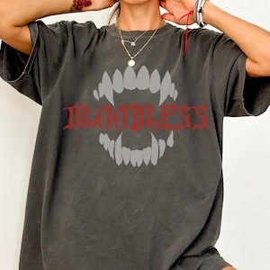Bloodless Comfort Colors® シャツ ヴァンパイアの牙 ファンダム Tシャツ ブラックユーモア モラルグレー ファンタジー ロマンス Tシャツ ヴァンパイアバイト 彼女への誕生日プレゼント