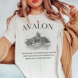 Maglietta Avalon Maglietta vintage Re Artù Maglietta fandom leggenda mitologica Maglietta mitologia medievale Luogo magico Castello di Camelot Merch Regalo nerd