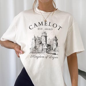 Maglietta King Arthur Camelot Comfort Colors® Maglietta Kingdom of Logres Maglietta Vintage Castle Merch Maglietta Mitologia Medievale Maglietta Fandom Spettacolo Mitico