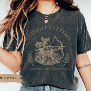 Griechische Göttin Artemis Comfort Colors® Shirt Griechische Mythologie Tshirt Mond Göttin T-Shirt Dunkel Academia Geschenk für sie Buchliebhaber Griechischer Gott Mythos