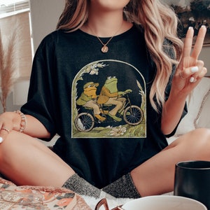 vintage cottagecore frog shirt goblincore granola girl clothes green witch fairycore tshirt animal nature lover gift biking gardener teacher