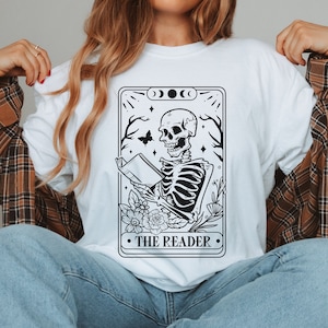 Gothic Lesebuch Shirt dunkel Academia Halloween Kleidung Skeleton Tarot Karte literarisches T-Shirt Lehrer Bibliothekar Geschenk für ihren Booktok Dichter