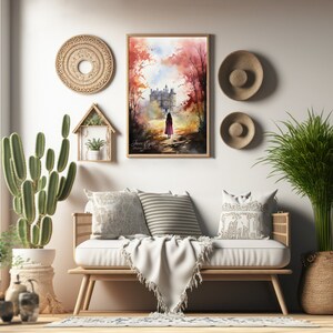 Puede incluir: Una pintura de acuarela de una mujer caminando hacia una gran casa en la distancia. La pintura est&aacute; enmarcada y colgada en una pared en un ambiente de sala de estar. La habitaci&oacute;n cuenta con un sof&aacute;, un cactus y algunos art&iacute;culos decorativos.