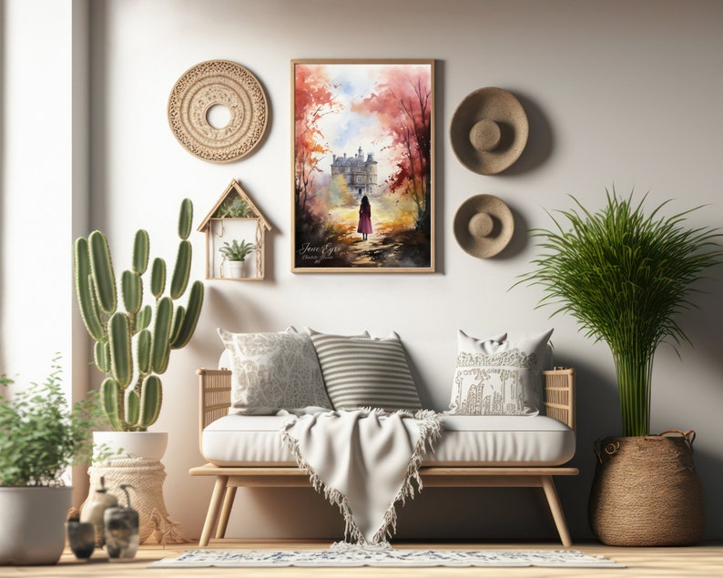 Puede incluir: Una pintura de acuarela de una mujer caminando hacia una gran casa en la distancia. La pintura est&aacute; enmarcada y colgada en una pared en un ambiente de sala de estar. La habitaci&oacute;n cuenta con un sof&aacute;, un cactus y algunos art&iacute;culos decorativos.