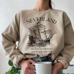 Nimmerland Sweatshirt Literatur Kindheit Bookish Geschenk für Bücherwurm Buchnerd Literarische Lage lesen Shirt Licht Academia Leser Buch Liebhaber