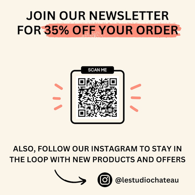 K&ouml;nnte beinhalten: Eine rosa und wei&szlig;e Grafik mit dem Text "JOIN OUR NEWSLETTER FOR 35% OFF YOUR ORDER". Ein schwarz-wei&szlig;er QR-Code mit dem Text "SCAN ME" befindet sich in der Mitte der Grafik. Unter dem QR-Code befindet sich der Text "ALSO, FOLLOW OUR INSTAGRAM TO STAY IN THE LOOP WITH NEW PRODUCTS AND OFFERS" und ein schwarz-wei&szlig;es Instagram-Symbol mit dem Text "@lestudiochateau".