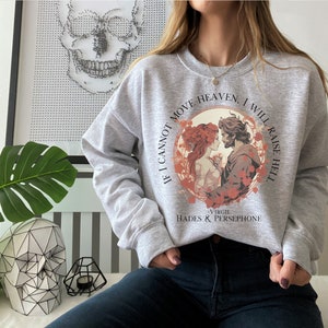K&ouml;nnte beinhalten: Grauer Pullover mit einem Grafikdruck eines Paares in einem Kreis mit dem Text "Wenn ich den Himmel nicht bewegen kann, werde ich die H&ouml;lle erwecken - Virgil Hades & Persephone"
