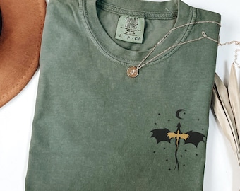 Camiseta bordada Dragon Comfort Colors® Camiseta War College Merchandising Regalo para fans de los libros de dragones Booktok Camiseta Romantasy Camiseta Dark Academia