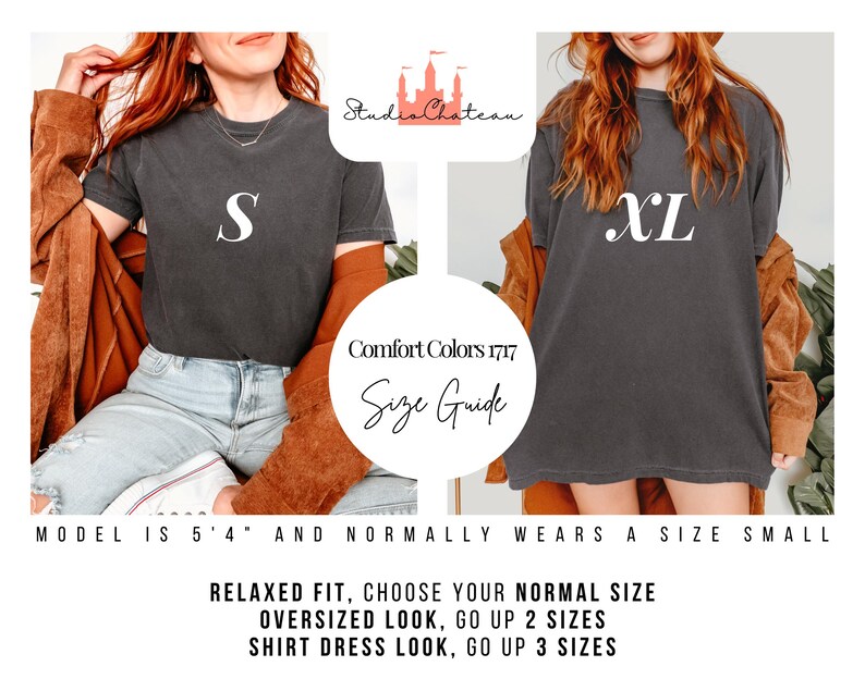 Op de afbeelding: Twee mensen dragen donkergrijze Comfort Colors t-shirts, een met een "S" en de andere met een "XL" op de voorkant. De afbeelding bevat een maattabel met de tekst "RELAXED FIT, CHOOSE YOUR NORMAL SIZE".