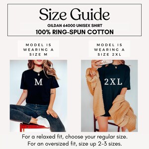 Puede incluir: Gu&iacute;a de tallas para una camiseta unisex de 100% algod&oacute;n peinado. La modelo lleva una camiseta talla M y una camiseta talla 2XL. El texto dice "Para un ajuste relajado, elige tu talla habitual. Para un ajuste holgado, aumenta 2-3 tallas."