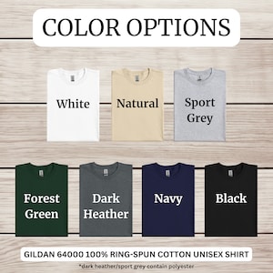 K&ouml;nnte beinhalten: Eine Auswahl an Gildan 64000 100% ringgesponnenen Unisex-Shirts in verschiedenen Farben, darunter Wei&szlig;, Natur, Sportgrau, Waldgr&uuml;n, Dunkelgrau meliert, Marineblau und Schwarz. Der Text "Gildan 64000 100% Ring-Spun Cotton Unisex Shirt" und "*dark heather/sport grey contain polyester" ist unter den Shirts abgebildet.