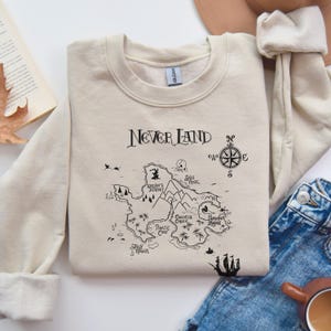 Sweat-shirt Neverland carte au trésor rétro pull col rond Magic Kingdom chemise de conte de fées vintage Fairycore Fandom Merch cadeau de bibliothécaire pour elle