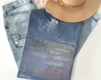 睡蓮 モネ Comfort Colors® シャツ 花柄 コテージコア アート好き Tシャツ 有名な絵画 Tシャツ 芸術的な花 自然 Tシャツ 彼女へのギフト