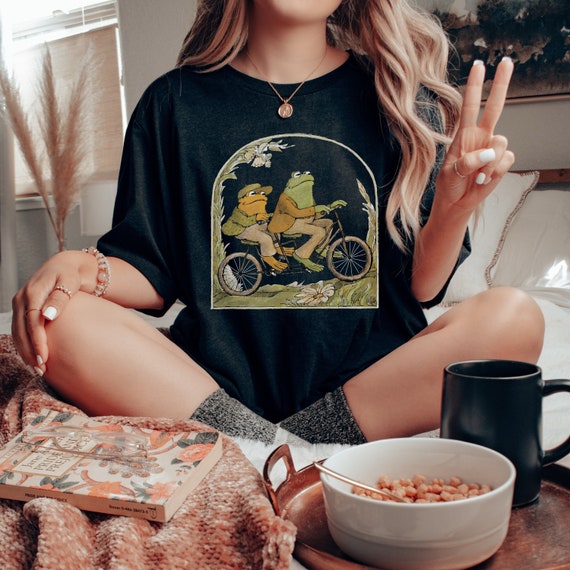 vintage cottagecore frog shirt goblincore granola girl clothes green witch fairycore tshirt animal nature lover gift biking gardener teacher