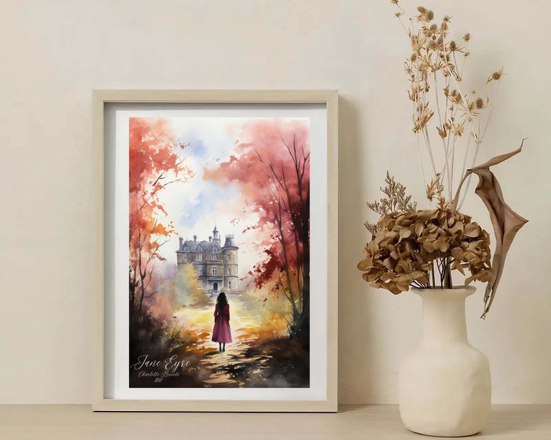 Puede incluir: Una pintura de acuarela de una mujer con un vestido rojo caminando hacia una gran casa de piedra con un techo rojo. La casa est&aacute; rodeada de &aacute;rboles con hojas rojas y naranjas. La pintura est&aacute; titulada "Jane Eyre" y firmada por el artista.