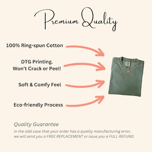 Puede incluir: Una camiseta verde salvia con bolsillo, exhibida sobre un fondo crema. El texto destaca caracter&iacute;sticas: 100% algod&oacute;n hilado en anillos, impresi&oacute;n DTG, tacto suave y proceso ecol&oacute;gico. Las palabras "Premium Quality" est&aacute;n en la parte superior.