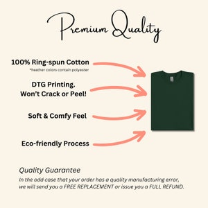 K&ouml;nnte beinhalten: Ein dunkelgr&uuml;nes T-Shirt mit einem wei&szlig;en Etikett auf der Vorderseite. Das T-Shirt besteht aus 100 % ringgesponnener Baumwolle und wird mit einem Direct-to-Garment (DTG)-Verfahren bedruckt. Das T-Shirt ist weich und bequem und umweltfreundlich. Der Text auf dem Bild lautet: "Premium Quality", "100% Ring-spun Cotton", "*heather colours contain polyester", "DTG Printing. Won't Crack or Peel!", "Soft & Comfy Feel", "Eco-friendly Process", "Quality Guarantee", "In the odd case that your order has a quality manufacturing error, we will send you a FREE REPLACEMENT or issue you a FULL REFUND."