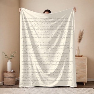 Puede incluir: Una manta de color crema de estilo vintage con texto en cursiva negra. El texto es una carta escrita en un tono formal, discutiendo un desacuerdo y la necesidad de una resolución. La manta es suave y acogedora, perfecta para agregar un toque de elegancia a cualquier habitación.