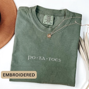 Pommes de terre brodées Chemise Comfort Colors® T-shirt Fandom Ringer Dark Academia Merch Fantasy Booklover Reading T-shirt T-shirt livresques cadeau