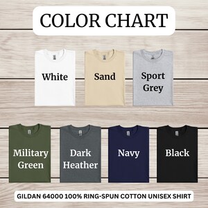Puede incluir: Carta de colores que muestra diez colores de camiseta diferentes: blanco, arena, gris deportivo, verde militar, gris oscuro jaspeado, azul marino, negro, rojo, azul real y morado. Gildan 64000 100% algod&oacute;n peinado unisex.