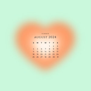 Könnte beinhalten: Eine pfirsichfarbene herzförmige Grafik mit einem Kalender für August 2024. Der Kalender zeigt die Wochentage mit den Zahlen 1 bis 31.