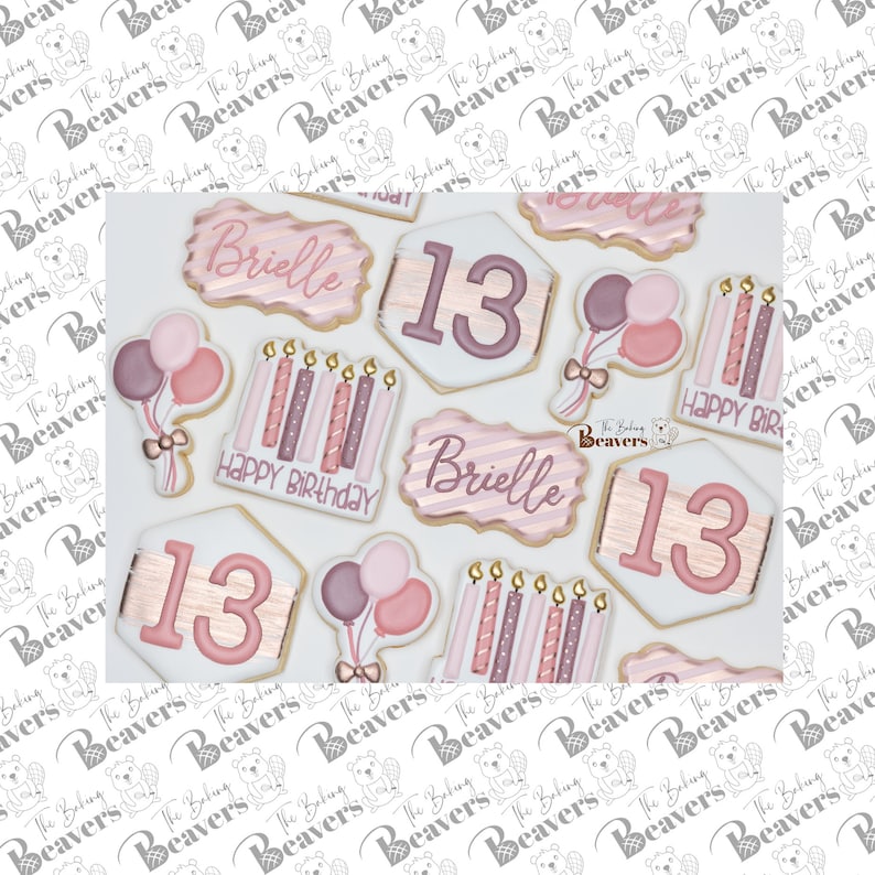 K&ouml;nnte beinhalten: Ein Set dekorierter Zuckerkekse mit rosa, wei&szlig;er und goldener Glasur. Die Kekse zeigen den Namen "Brielle", die Zahl "13" und den Spruch "Happy Birthday".