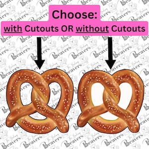 Puede incluir: Dos galletas de pretzel, una con recortes y otra sin. Ambas son marrones y tienen un acabado brillante. Los pretzels están decorados con semillas de sésamo blancas.