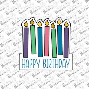K&ouml;nnte beinhalten: Eine wei&szlig;e Karte mit einem bunten Geburtstagskuchen mit sieben Kerzen und dem Text "HAPPY BIRTHDAY" in Blau.