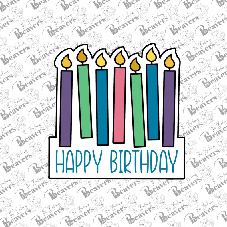 K&ouml;nnte beinhalten: Eine wei&szlig;e Karte mit einem bunten Geburtstagskuchen mit sieben Kerzen und dem Text "HAPPY BIRTHDAY" in Blau.