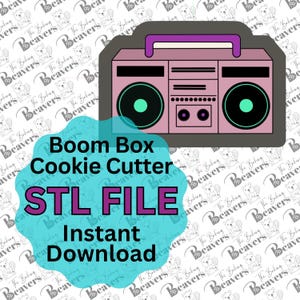 Pode incluir: Um download digital de um arquivo STL para um cortador de biscoitos impresso em 3D em forma de um boombox rosa com uma alça roxa. O texto "Boom Box Cookie Cutter STL FILE Instant Download" está em um fundo azul.
