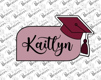 Placa con nombre de graduado y cortador de galletas con birrete (se recomienda usar una talla más grande)