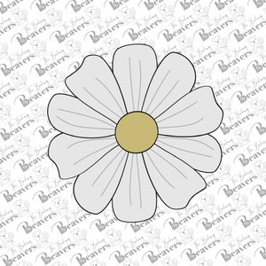K&ouml;nnte beinhalten: Ein wei&szlig;er, g&auml;nsebl&uuml;mchenf&ouml;rmiger Ausstecher mit goldenem Zentrum und sechs wei&szlig;en Bl&uuml;tenbl&auml;ttern. Der Ausstecher hat ein schlichtes, klares Design, perfekt f&uuml;r die Herstellung von Keksen oder Fondantdekorationen mit floralem Thema. Der Hintergrund zeigt ein sich wiederholendes Muster aus Bibern und Text.
