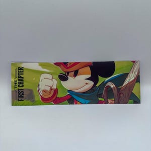 Lorcana Holo Brave Little Tailor Adesivo Tapa | Decalque | Brave Little Tailor | O Primeiro Capítulo | Herói | Vinil | Holográfico