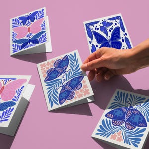 Cartes papillon vibrantes, 5 cartes botaniques imprimables, jeu de cartes numériques flore insecte, carte fleur et papillon, carte papillons fantaisistes