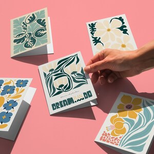 Paquete de tarjetas con flores abstractas modernas, tarjetas de felicitación en verde salvia, amarillo y azul, tarjetas de papelería con citas positivas, juego de 5 tarjetas botánicas imprimibles.