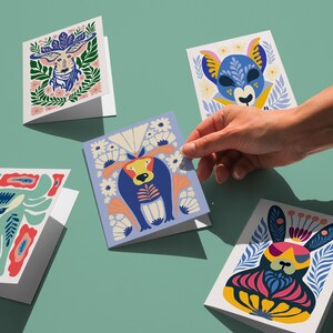 Juego de 5 tarjetas de criaturas caprichosas, tarjeta de safari imprimible, descarga digital, tarjeta de felicitación de vida silvestre, tarjetas en blanco para cualquier ocasión, tarjetas florales