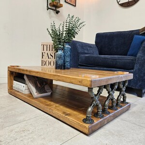 Handgemaakte industriële rustieke salontafel – massief houten en stalen frame