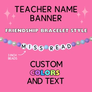 Może przedstawiać: Różowe tło z tekstem "TEACHER NAME BANNER" w kolorze czarnym. Pod tekstem znajduje się "FRIENDSHIP BRACELET STYLE" również w kolorze czarnym. Bransoletka z koralików z wyrazem "MISS READ" napisanym białymi literami na białych koralikach. Koraliki są w naprzemiennych kolorach jasnoniebieskim, białym i fioletowym. Tekst "CUSTOM COLORS AND TEXT" jest w kolorach tęczy pod bransoletką.