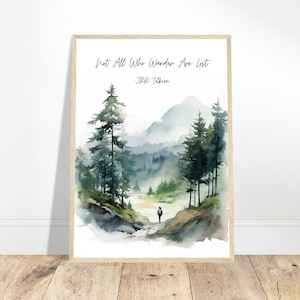 Puede incluir: Una pintura de acuarela de una escena de bosque brumoso con una figura solitaria caminando por un sendero. La cita "Not all who wander are lost - J.R.R. Tolkien" est&aacute; impresa en la parte superior de la imagen.